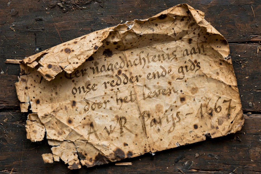tekstpapier op de achterkant van het schilderij