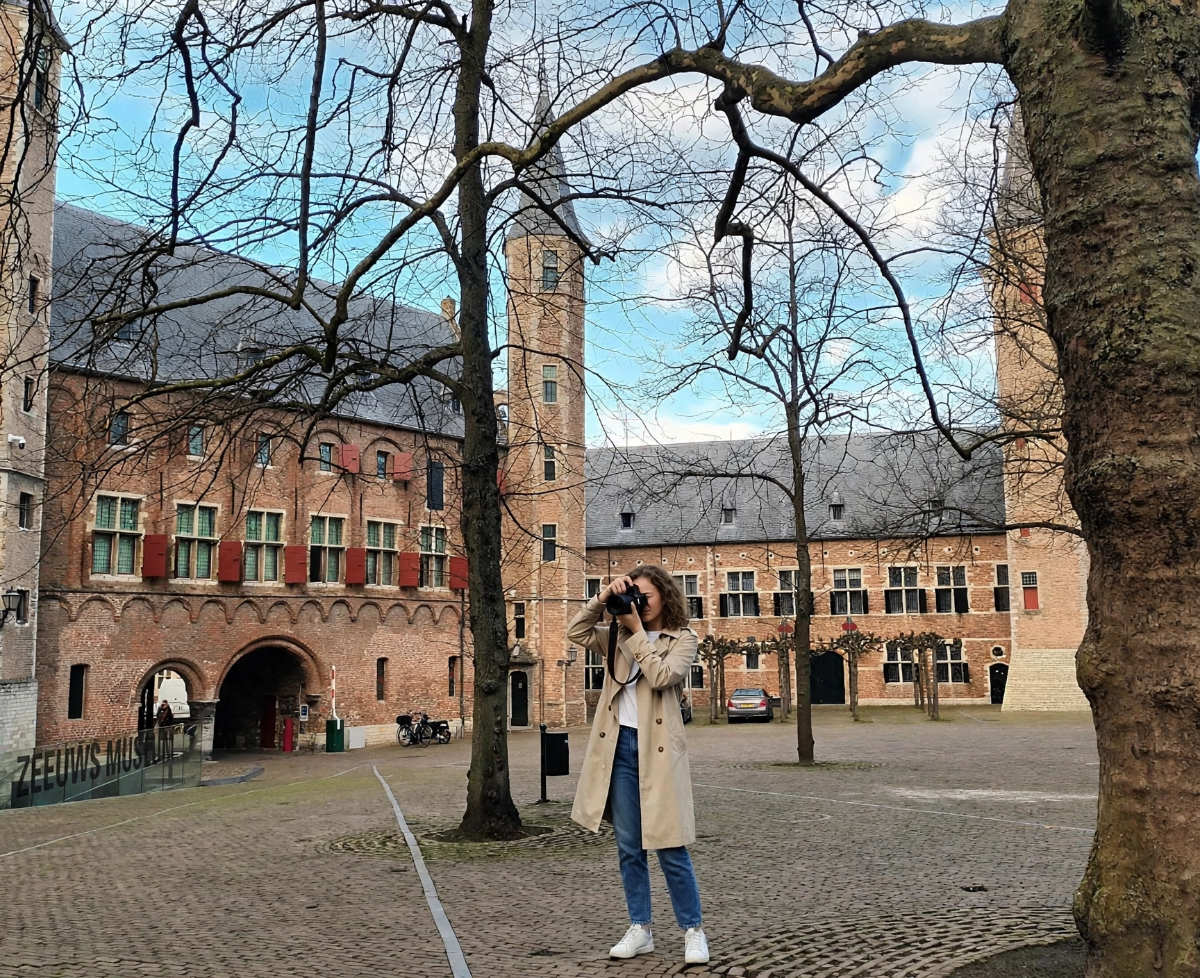 Jessica fotografeerd het Abdijgebouw van het Zeeuws Museum in Middelburg