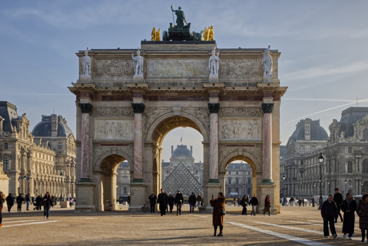 teamuitje Parijs het Louvre.